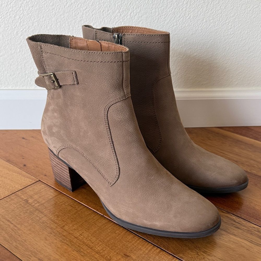 NEW Aetrex suede boots